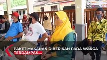 Brimob Bagikan Makanan dengan Mobil Dapur Keliling