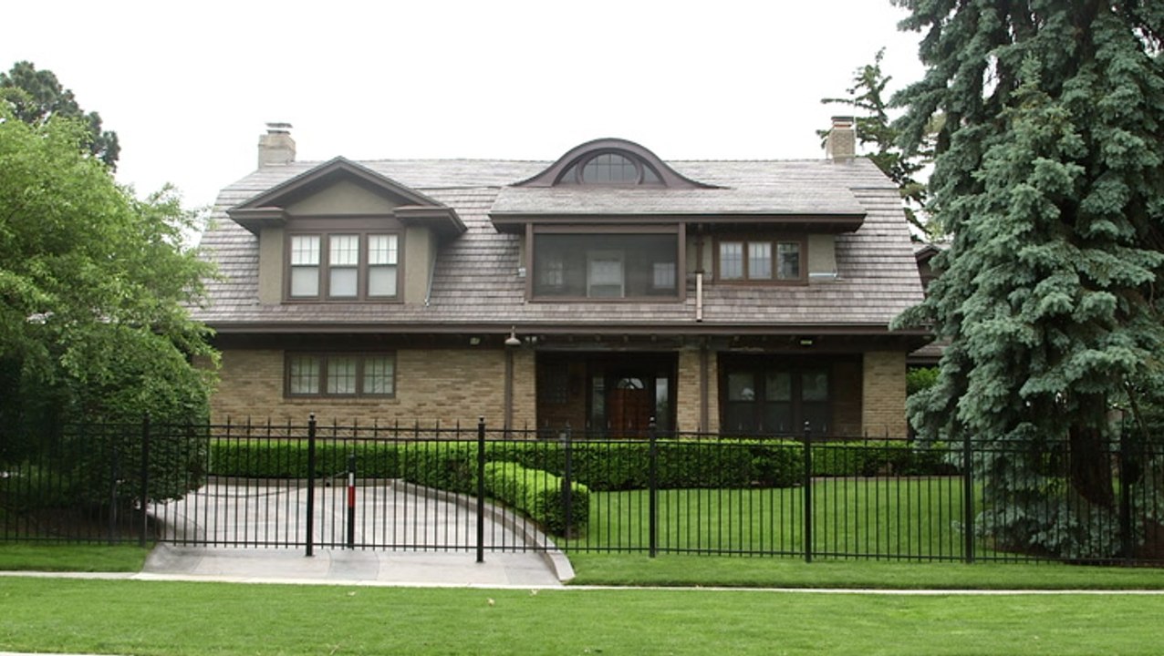 Warren Buffett lives in a modest house that's worth .001% of his total wealth