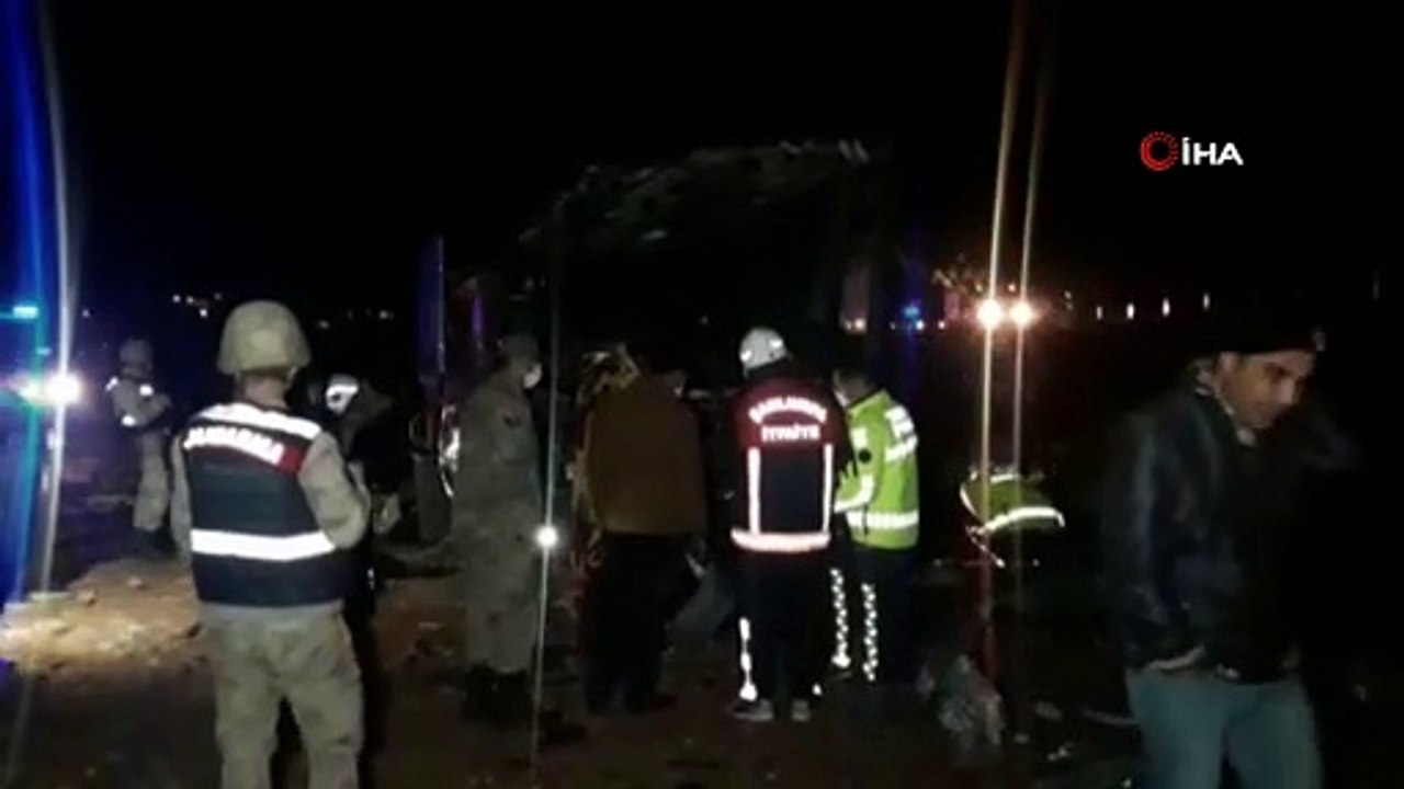 Şanlıurfa- Mardin karayolunda turistleri taşıyan otobüs devrildi