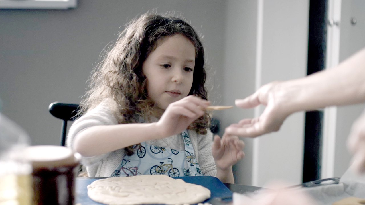 Am Ende ein Fest - Clip Levana und Libby beim Backen. (Deutsch) HD