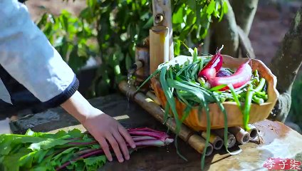 Lors de la première nuit de neige, faites cuire une casserole de poulet avec du bois de chauffage pour se réchauffer