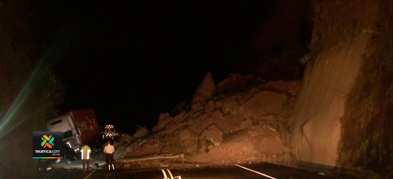 tn7-Derrumbe-mantiene-cerrado-el-paso-por-la-ruta-27 101120