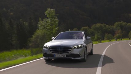 The new Mercedes-Benz S 500 4MATIC in high-tech silver Driving Video