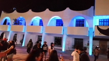 Une manifestation contre les féminicides dégénère à Cancun, la police tire à balles réelles