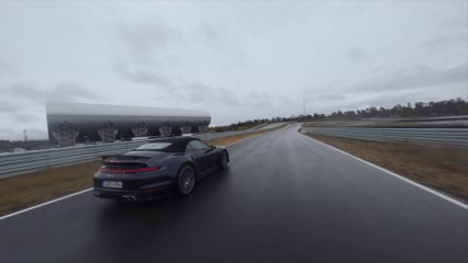 नाइट ब्लू ड्राइविंग वीडियो में नया पोर्श 911 टर्बो कैब्रियोलेट