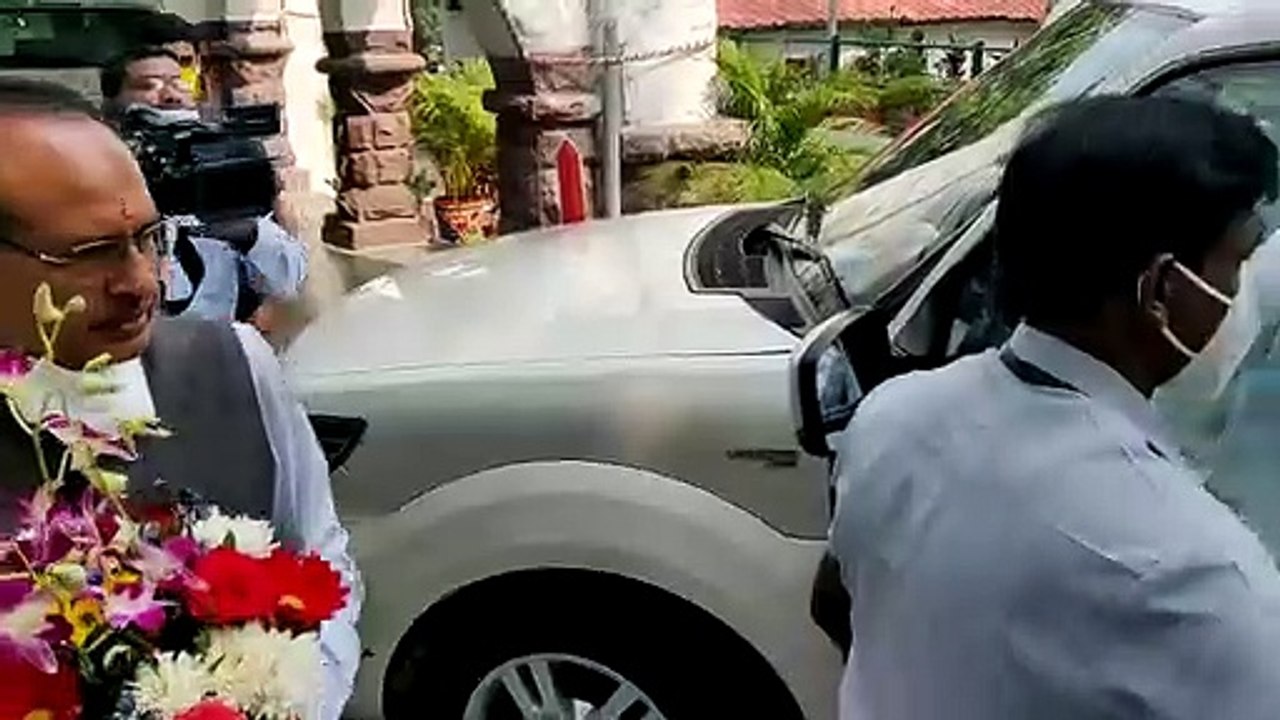 पूर्व मुख्यमंत्री कमलनाथ शिवराज सिंह चौहान से मिलने सीएम हाउस पहुँचे