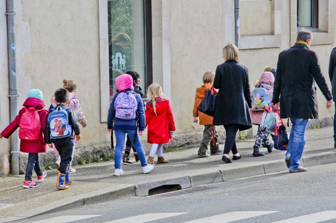 En retard pour l'école, des parents lancent le...