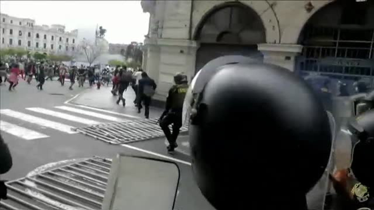Enfrentamientos en las calles de Lima tras la destitución del presidente Vizcarra