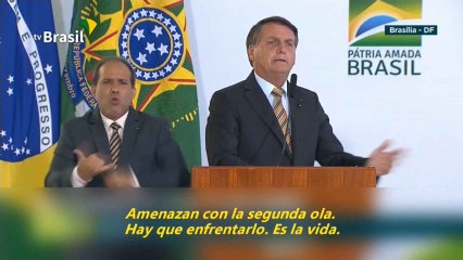 Bolsonaro exige a Brasil dejar de ser "un país de maricas" por temor a la Covid