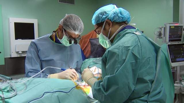 Realizan en un centro médico de Barcelona una operación pionera de escoliosis