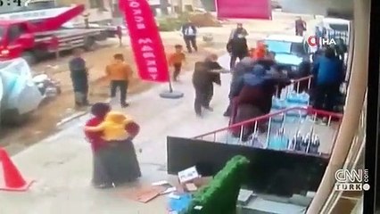 İşçiler ağacı kesti, sokak savaş alanına döndü | Video
