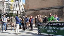 Hosteleros se concentran en Badajoz para reclamar seguridad de sus locales