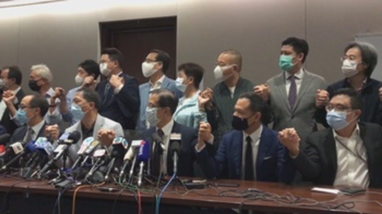 Todos los diputados opositores de Hong Kong renuncian tras el cese de 4 colegas