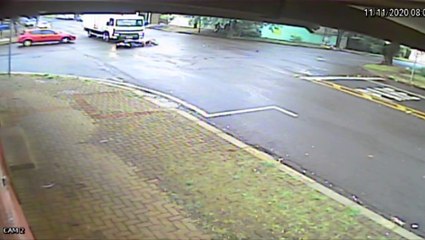 Câmera flagra colisão entre caminhão e moto na Rua Presidente Kennedy