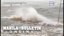 Strong waves at the shorline of Pollilo Island in Quezon due to Typhoon Ulysses