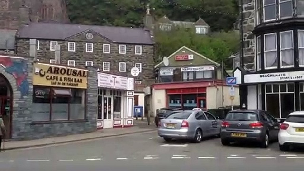 barmouth shops and beach