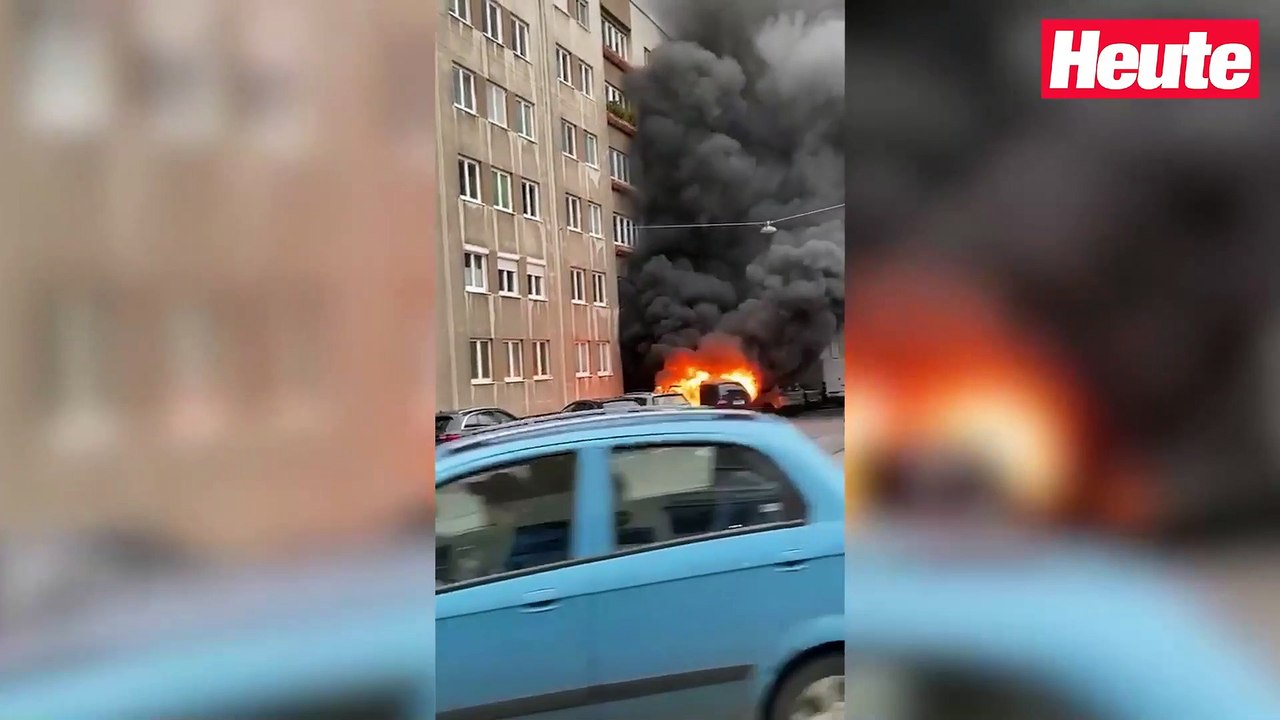 Auto stand in Wien-Favoriten in Vollbrand