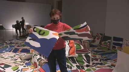 Una pintora valenciana rompe las 300 obras que le plagiaron tras un proceso judicial de 10 años