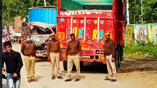 इटावा-औरैया बॉर्डर पर ओवरलोड ट्रकों को किया गया सीज