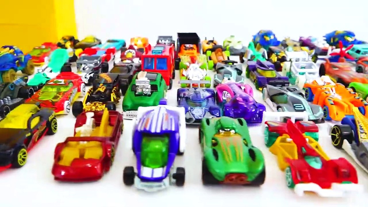 Vlad và Nikita chơi với Ô tô đồ chơi Hot Wheels Thành phố