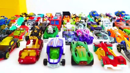 Vlad và Nikita chơi với Ô tô đồ chơi Hot Wheels Thành phố