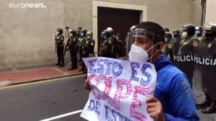 Peruanos protestam depois da tomada de posse do presidente Merino