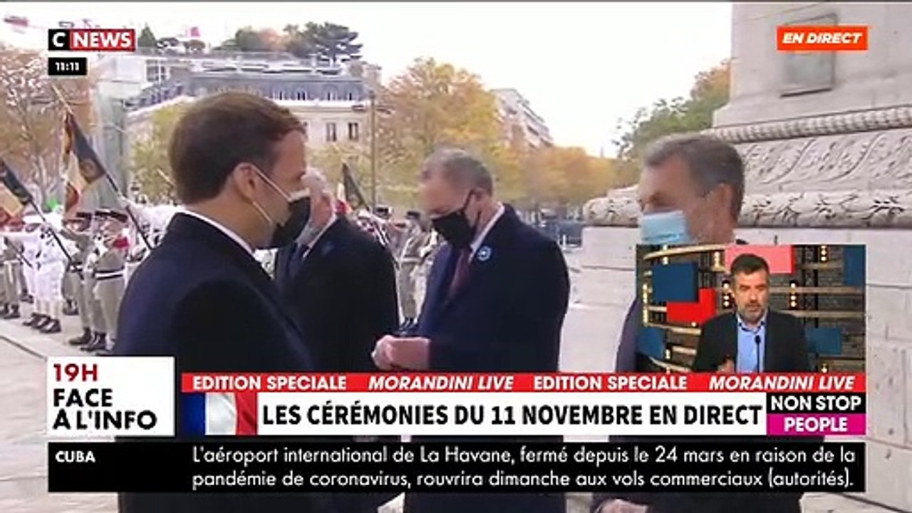 Cérémonie du 11 novembre: Ecoutez ce moment où François Hollande demande à Emmanuel Macron si "ce n'est pas trop dur en ce moment?" - VIDEO