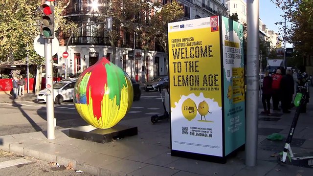 Limones gigantes llenan de color y vida el centro de Madrid