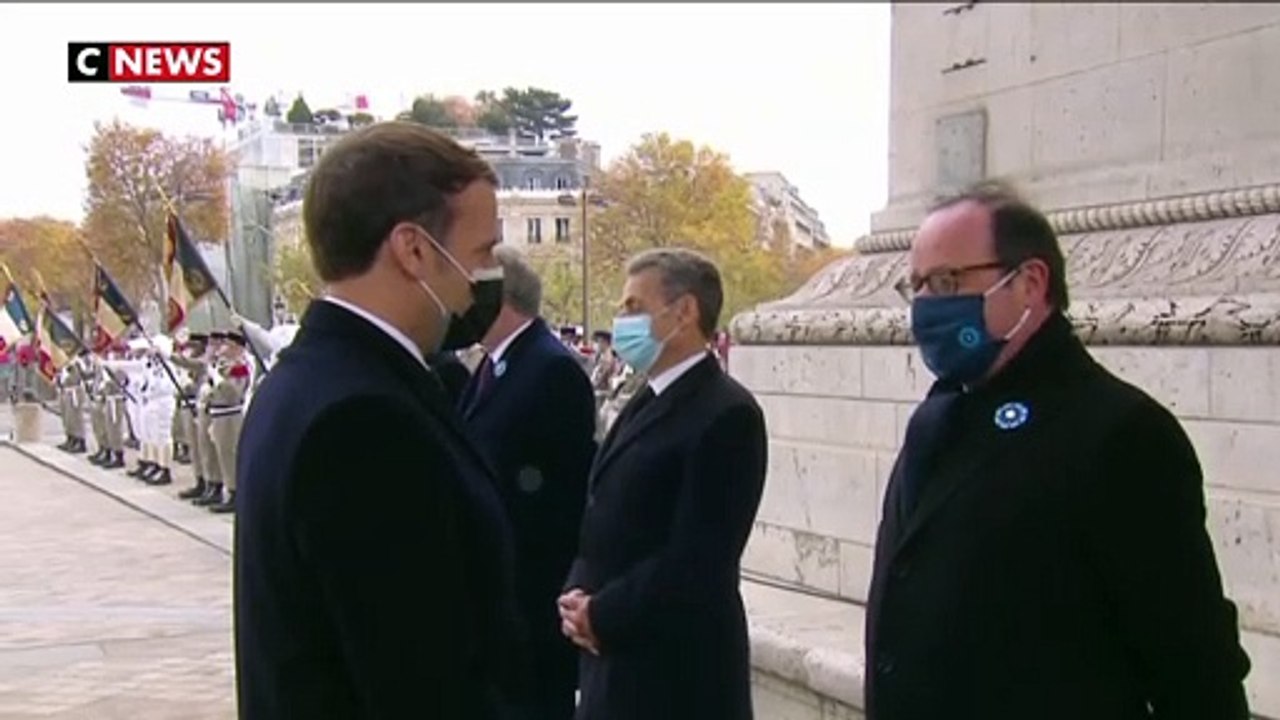 « Ça va, pas trop dur en ce moment ? » : la petite phrase de François Hollande à Emmanuel Macron qui ne passe pas inaperçue