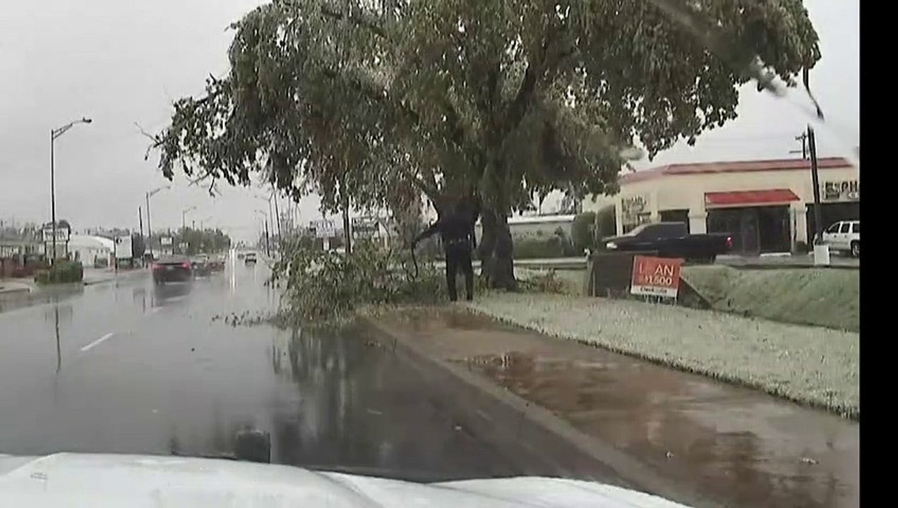 Ce policier va faire la chute de l'année. Tellement drôle