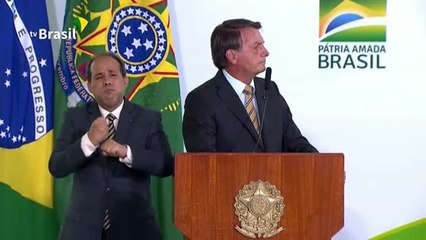 Bolsonaro pide a los brasileños que no sean "maricas" con el coronavirus