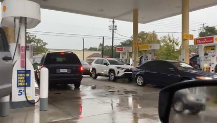Long line at gas station in Florida ahead of Eta