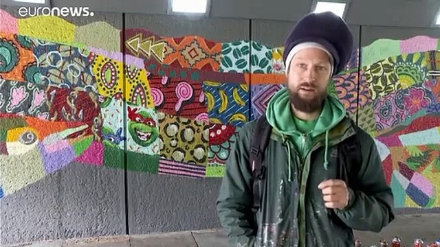 Louis Masai réalise des fresques murales sur les animaux en voie d'extinction