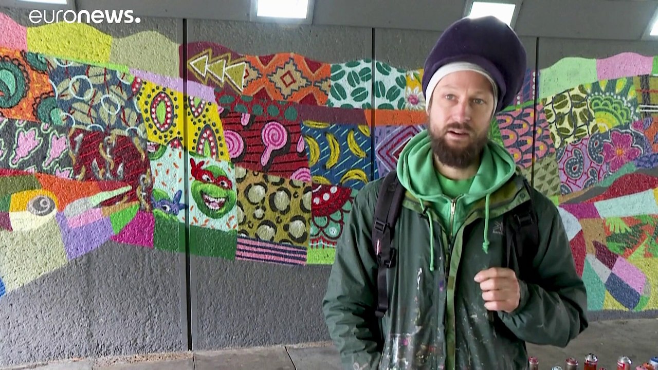 Louis Masai réalise des fresques murales sur les animaux en voie d'extinction