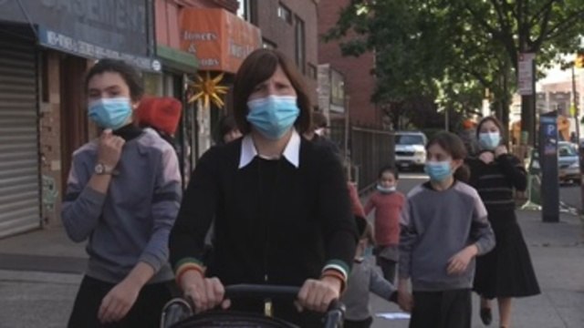 Nueva York reimpone restricciones a los restaurantes y limita las reuniones