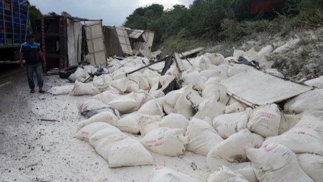 Carreta carregada com farinha tomba e interdita parte da BR-467