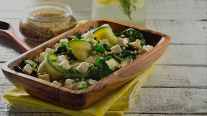 Ensalada Tibia de Calabaza, Kale, Arúgula, Queso Feta y Frutos Secos