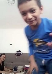 Muhabbet kuşuyla video çeken çocuğunu izleyen anne ve mutluluğu