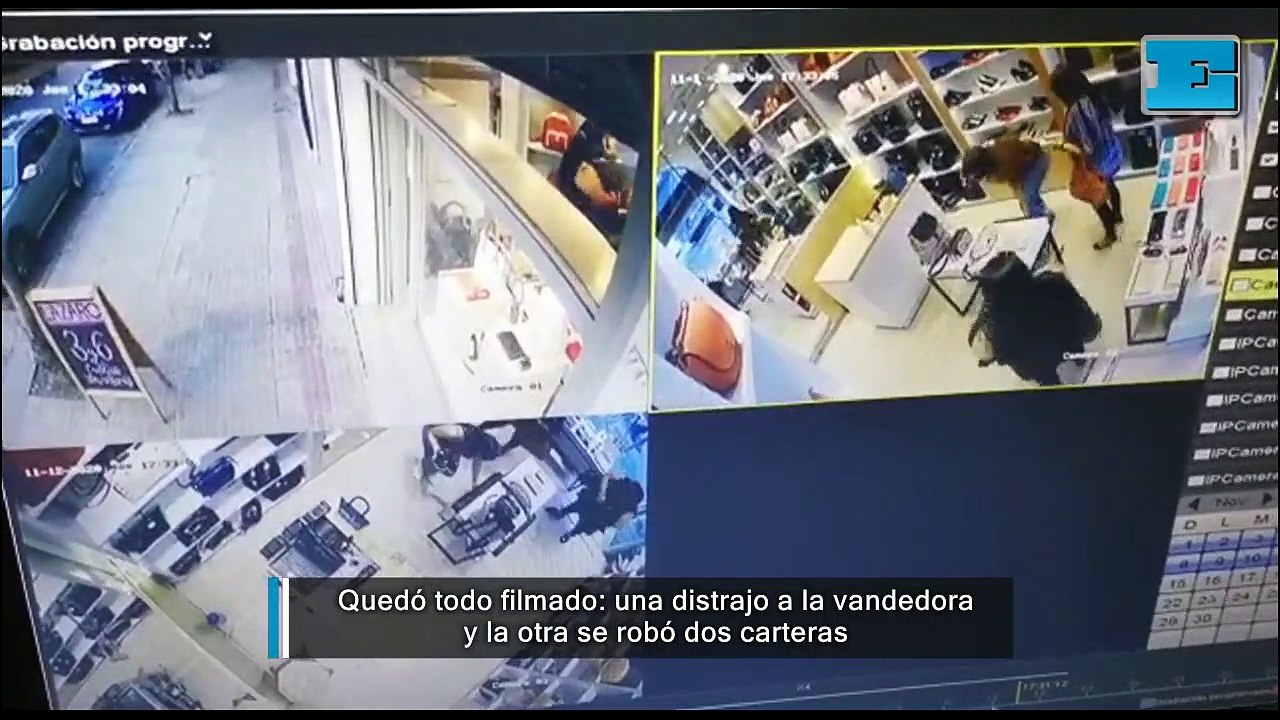 Una distrajo a la vendedora y la otra robó dos...