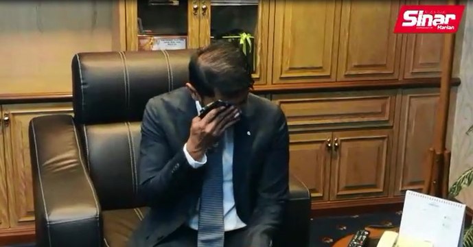 Exco Perak menangis terpaksa tinggalkan pejabat