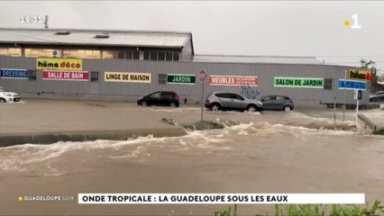 🌞🌦☂️onde tropicale forte, petit bourg sous les eaux.