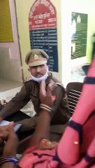 UP: चालान किए जाने के बाद युवक ने बनाई बिना हेलमेट पुलिसकर्मियों की वीडियो