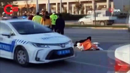 Motosikletin çarptığı kadın can verdi! Korkunç kaza kamerada