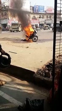 लखनऊ: कैसरबाग चौराहा पर चलती बाइक बनी आग का गोला