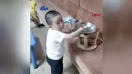 Küçük çocuğun aşçı taklidi, sosyal medyada viral oldu