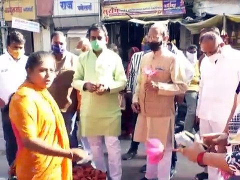 पीएम के वोकल फ़ॉर लोकल को अपनाया इंदौरी सांसद ने, फुटकर विक्रेताओं से खरीदी का दिया सन्देश