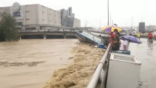 Un nuevo tifon deja las calles anegadas en Filipinas