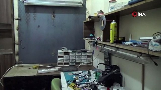 Duvarı delip iş yerine girdiler, 60 bin liralık elektronik cihazları çalıp kayıplara karıştılar