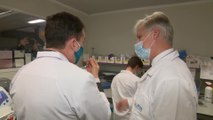 Coronavirus: le Roi Philippe visite le laboratoire de recherche Covid de l'Université de Liège