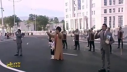 Türkmenistan Cumhurbaşkanı Berdimuhammedov, köpeğinin heykelini törenle açtırdı